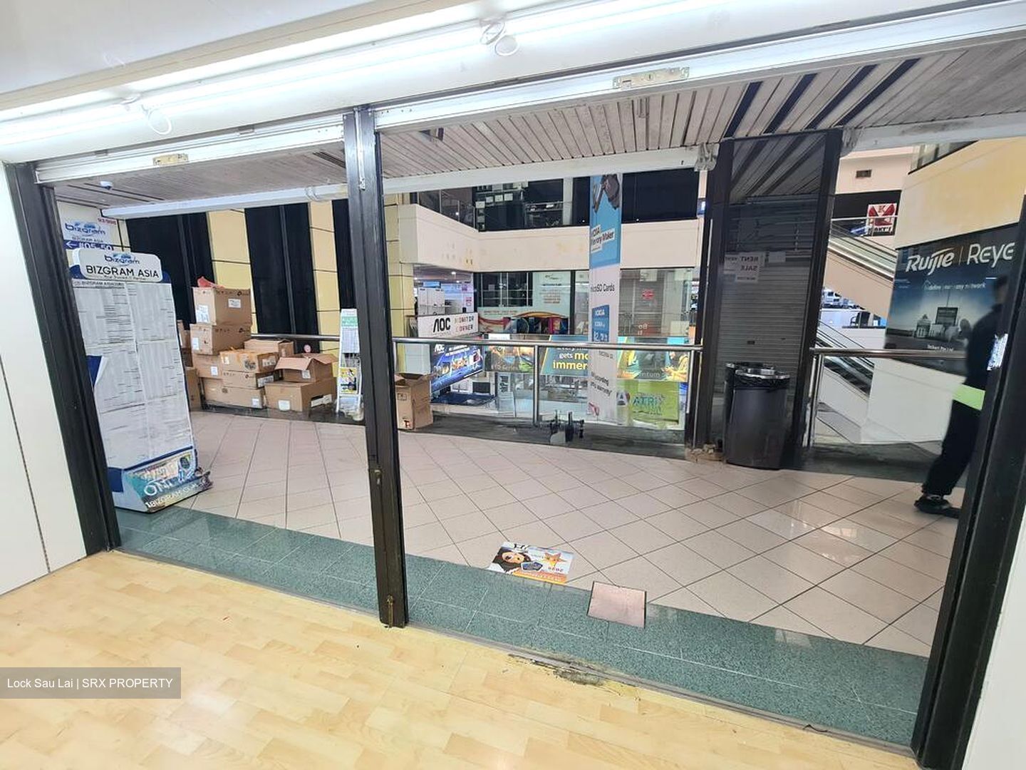 Sim Lim Square (D7), Shop House #572954491